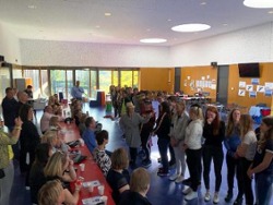Foto: voorstelling theater Phileas Fogg door leerlingen van het Comenius College Nieuwerkerk